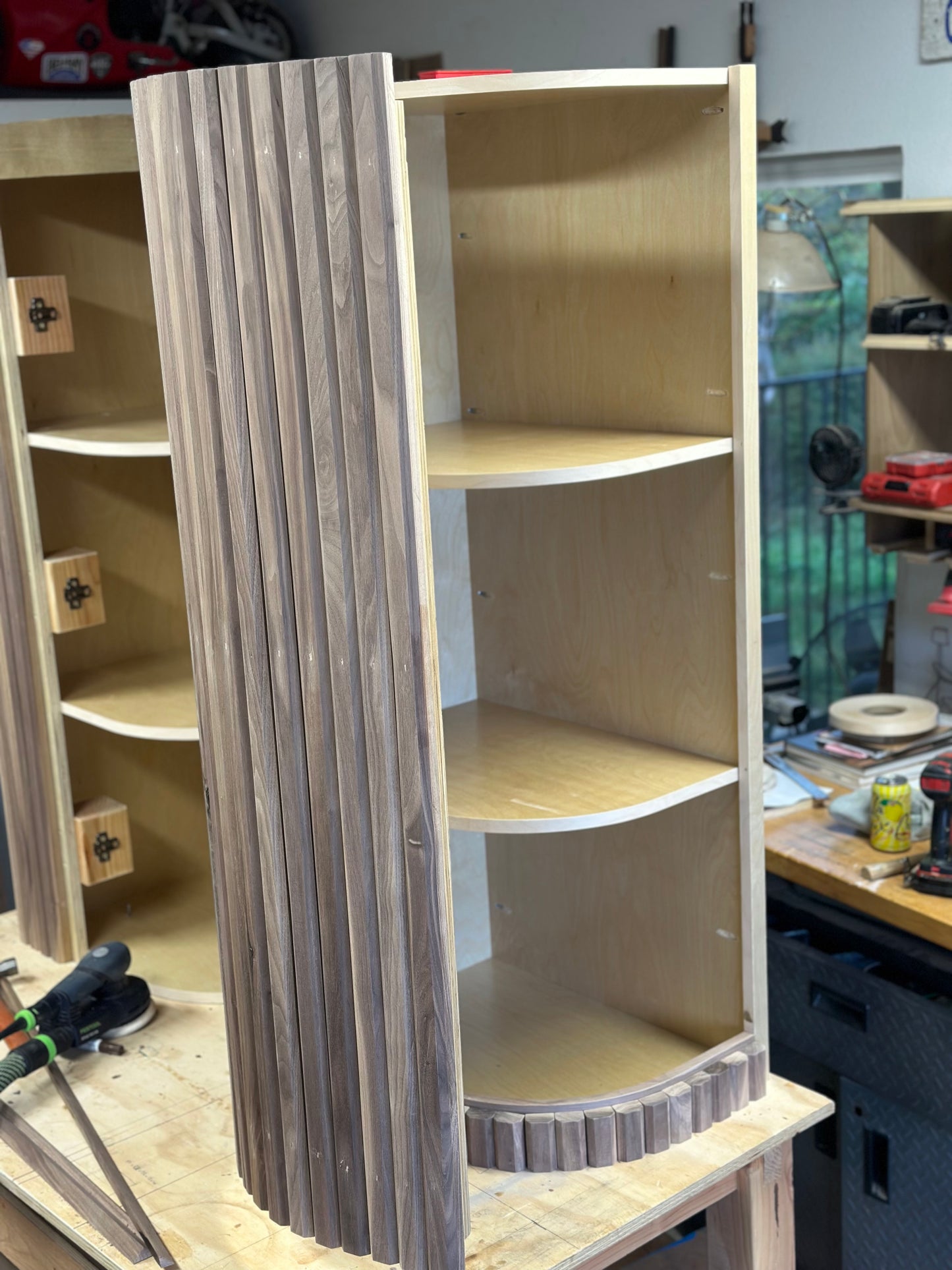 Corner cabinet